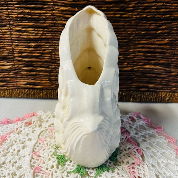 Vintage White Ceramic Swan Planter Mid-Century Modern Coastal Decor Elegant Bird - Picture 4 of 16